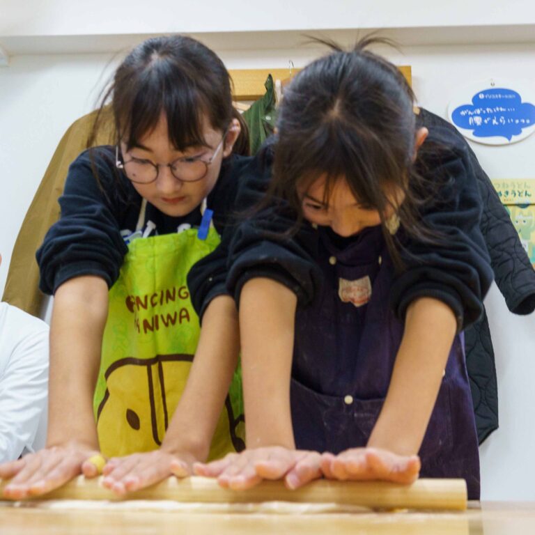 大人から子供まで！家族みんなで楽しむ「紅いうどん」作り 手打ちうどん作り体験教室 2025年12月 A6407647-1.jpg – イリコスキー製麺所