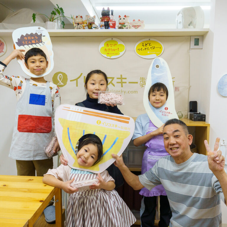 大人から子供まで！家族みんなで楽しむ「紅いうどん」作り 手打ちうどん作り体験教室 2025年12月 A6407692-1.jpg – イリコスキー製麺所