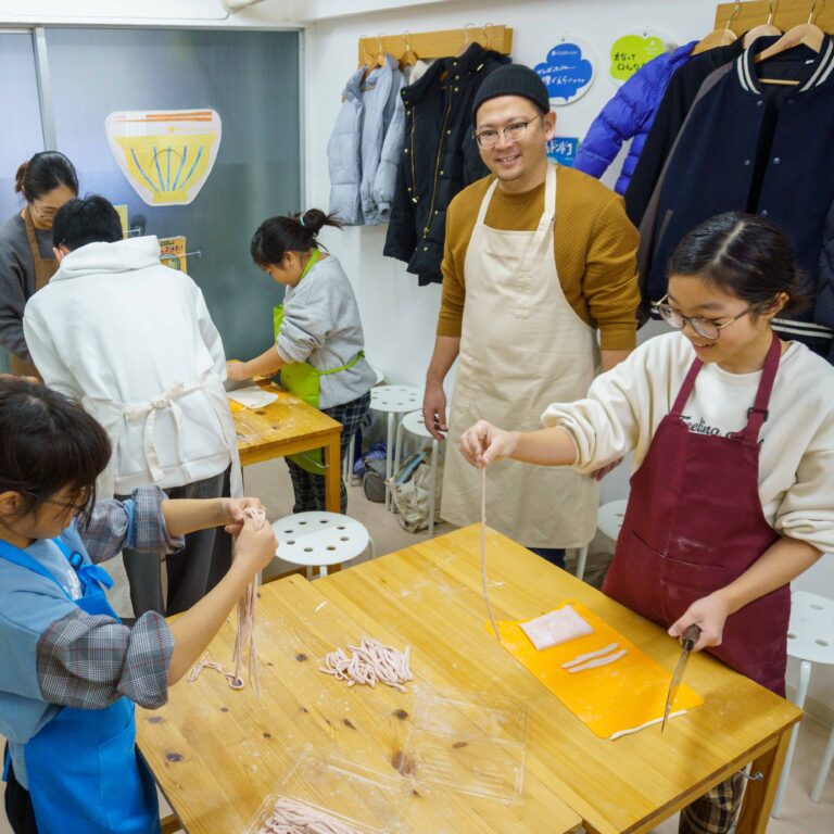 大人から子供まで！家族みんなで楽しむ「紅いうどん」作り 手打ちうどん作り体験教室 2025年12月 A6407704-1.jpg – イリコスキー製麺所