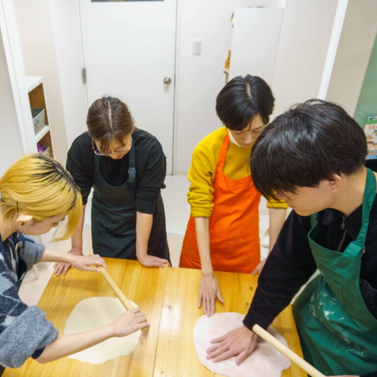 大人から子供まで！家族みんなで楽しむ「紅いうどん」作り 手打ちうどん作り体験教室 2025年12月 A6407707-1.jpg – イリコスキー製麺所