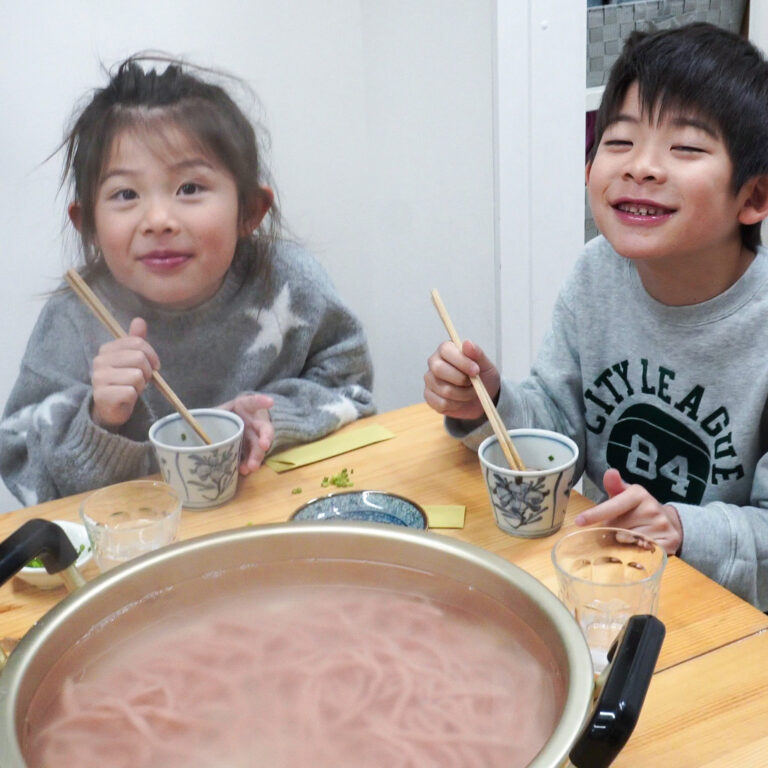 大人から子供まで！家族みんなで楽しむ「紅いうどん」作り 手打ちうどん作り体験教室 2025年12月 C0021-frame-at-0m0s-1.jpg – イリコスキー製麺所