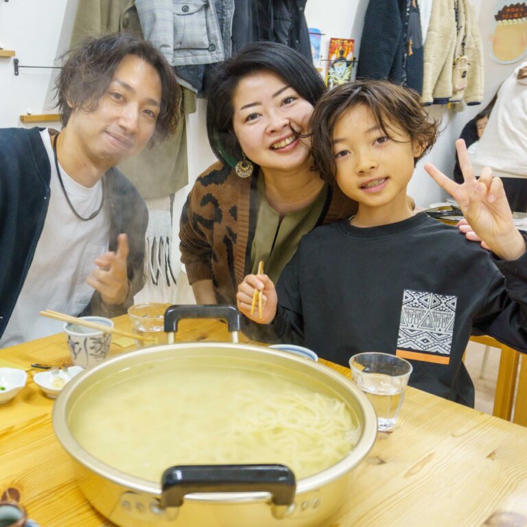 大人から子供まで！家族みんなで楽しむ「紅いうどん」作り 手打ちうどん作り体験教室 2025年12月 A6407773-1.jpg – イリコスキー製麺所
