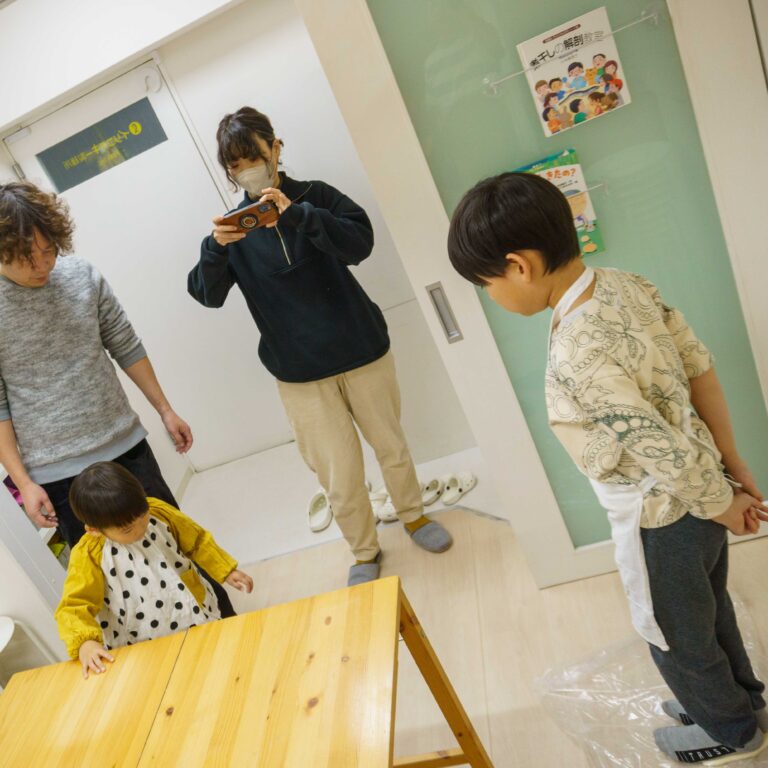 大人から子供まで！家族みんなで楽しむ「紅いうどん」作り 手打ちうどん作り体験教室 2025年12月 A6407796-1.jpg – イリコスキー製麺所