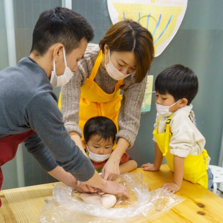 大人から子供まで！家族みんなで楽しむ「紅いうどん」作り 手打ちうどん作り体験教室 2025年12月 A6407806-1.jpg – イリコスキー製麺所