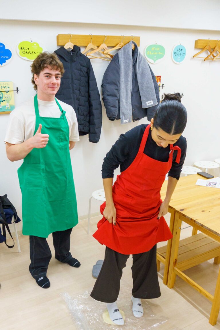 大人から子供まで！家族みんなで楽しむ「紅いうどん」作り 手打ちうどん作り体験教室 2025年12月 A6407924-1.jpg – イリコスキー製麺所