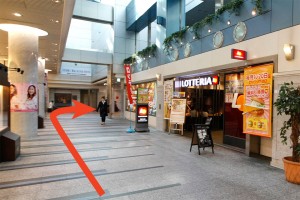 ロッテリアのあたりで行き止まりに見えますが、まだ右奥に通路があります