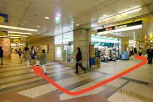 上と同じところの写真です。 2番出口をでたら右へ曲がり、ファミリーマートを右に見ながら さらに右へ曲がります