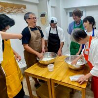 The Next One 企画のみなさんがお越しになりました 手打ちうどん作り体験教室 2025年7月 1.jpg – イリコスキー製麺所