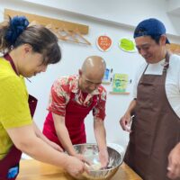 The Next One 企画のみなさんがお越しになりました 手打ちうどん作り体験教室 2025年7月 2-scaled.jpg – イリコスキー製麺所