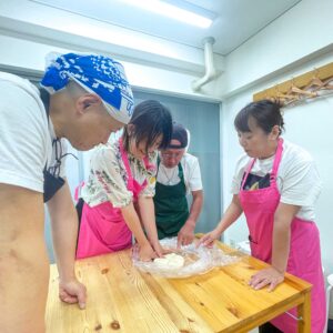 The Next One 企画のみなさんがお越しになりました 手打ちうどん作り体験教室 2025年7月 5-scaled.jpg – イリコスキー製麺所