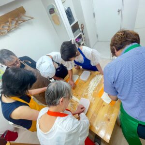 The Next One 企画のみなさんがお越しになりました 手打ちうどん作り体験教室 2025年7月 6-scaled.jpg – イリコスキー製麺所