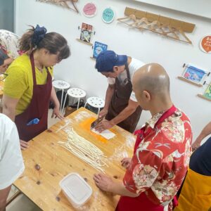 The Next One 企画のみなさんがお越しになりました 手打ちうどん作り体験教室 2025年7月 7.jpg – イリコスキー製麺所
