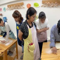 笑い文字講師のみなさまが 手打ちうどん作り体験教室 2025年8月 IMG_0534-scaled.jpg – イリコスキー製麺所