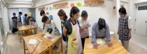 笑い文字講師のみなさまが 手打ちうどん作り体験教室 2025年8月 IMG_0534-scaled.jpg – イリコスキー製麺所