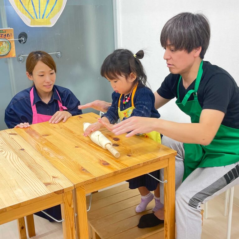 笑い文字講師のみなさまが 手打ちうどん作り体験教室 2025年8月 0-1.jpg – イリコスキー製麺所