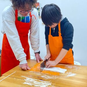 2歳さんも挑戦！家族で楽しむうどん作り体験 手打ちうどん作り体験教室 2025年11月 1-1.jpg – イリコスキー製麺所