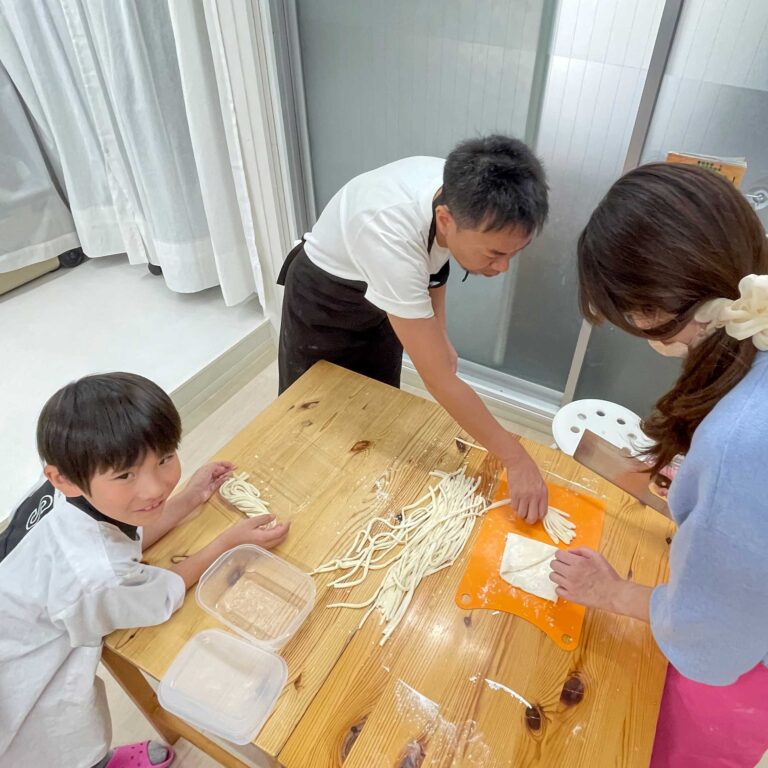 笑い文字講師のみなさまが 手打ちうどん作り体験教室 2025年8月 1-2.jpg – イリコスキー製麺所