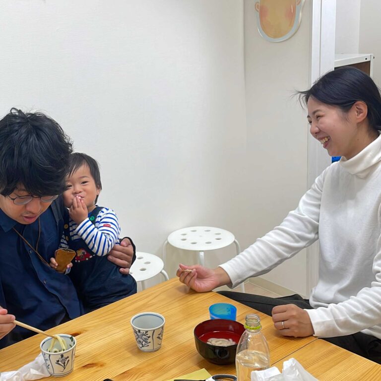 笑い文字講師のみなさまが 手打ちうどん作り体験教室 2025年8月 2-3.jpg – イリコスキー製麺所