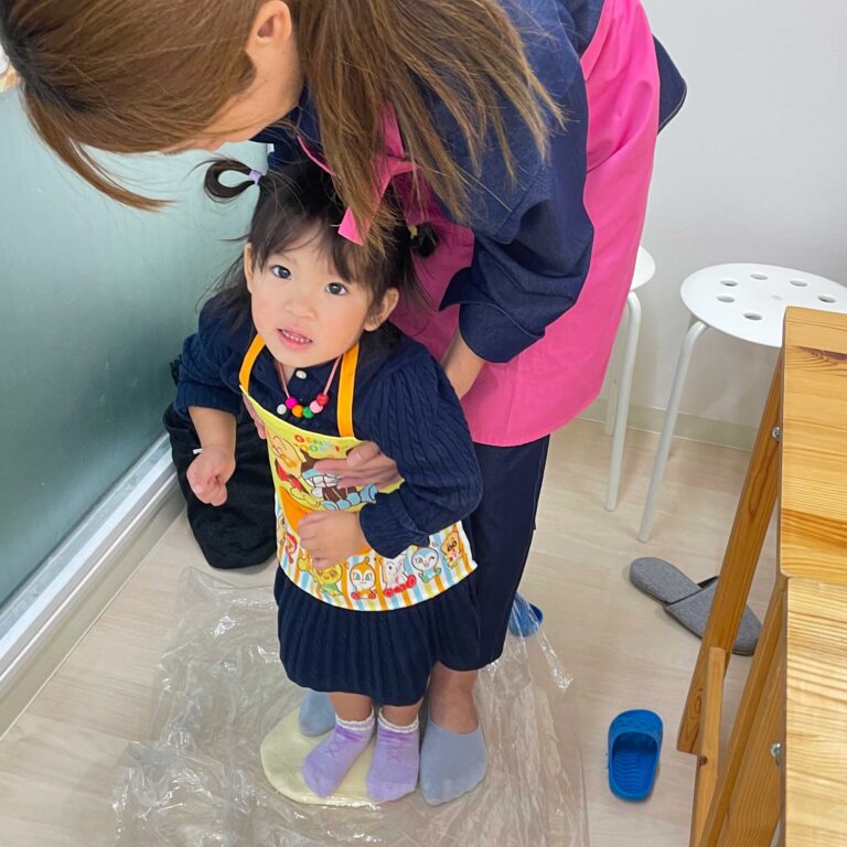 笑い文字講師のみなさまが 手打ちうどん作り体験教室 2025年8月 2.jpg – イリコスキー製麺所