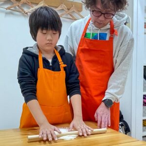 2歳さんも挑戦！家族で楽しむうどん作り体験 手打ちうどん作り体験教室 2025年11月 3.jpg – イリコスキー製麺所