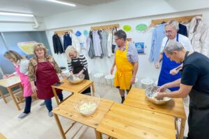 海外ゲスト6名さまと、手作りうどんを囲んで 手打ちうどん作り体験教室 2025年11月 0-1.jpg – イリコスキー製麺所