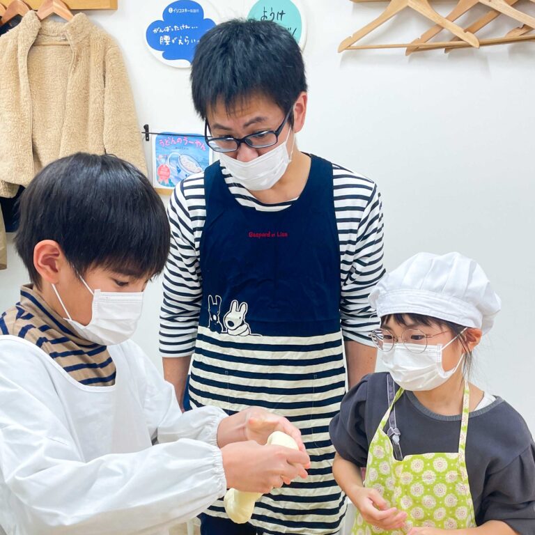 笑い文字講師のみなさまが 手打ちうどん作り体験教室 2025年8月 0.jpg – イリコスキー製麺所