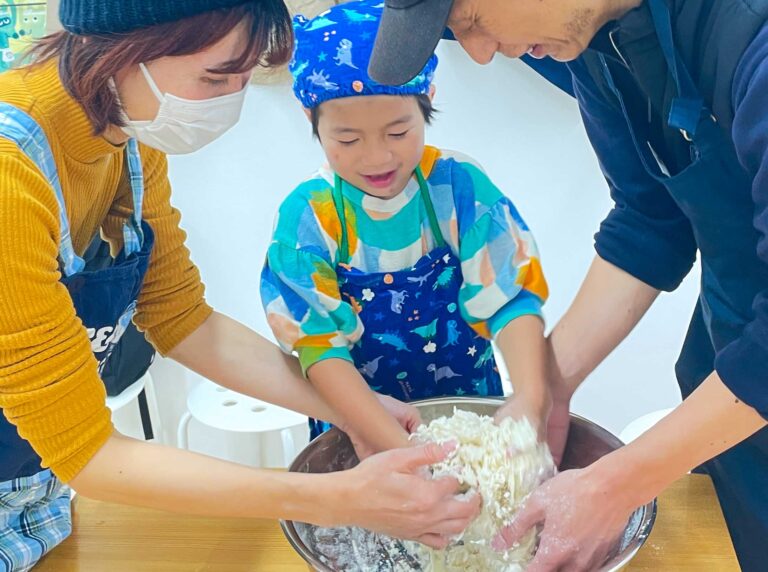 笑い文字講師のみなさまが 手打ちうどん作り体験教室 2025年8月 00.jpg – イリコスキー製麺所