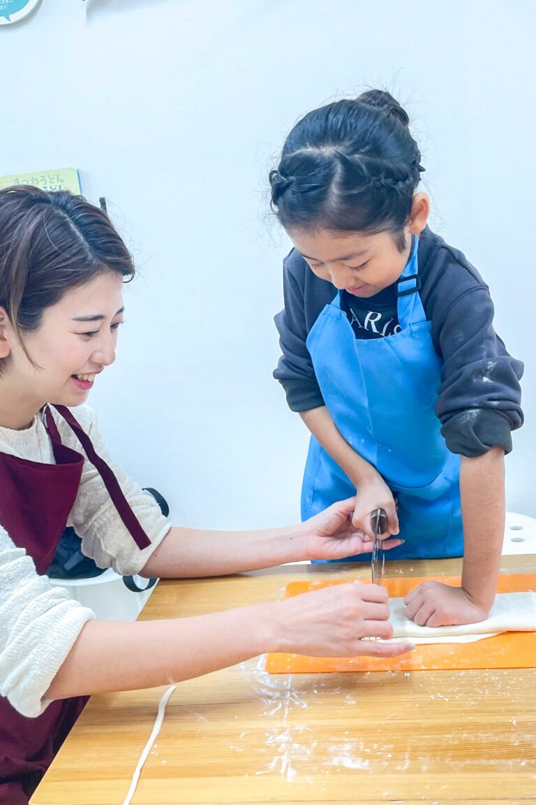 笑い文字講師のみなさまが 手打ちうどん作り体験教室 2025年8月 02.jpg – イリコスキー製麺所