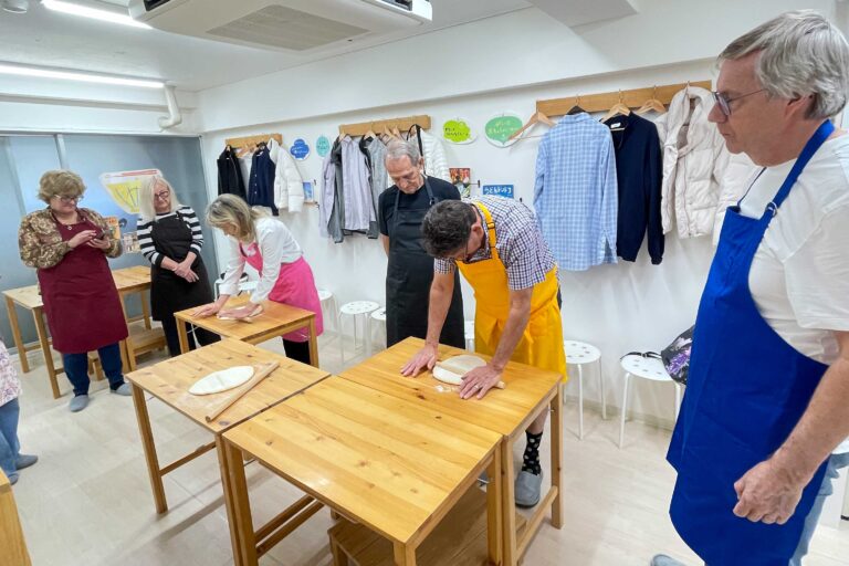 笑い文字講師のみなさまが 手打ちうどん作り体験教室 2025年8月 1-1.jpg – イリコスキー製麺所