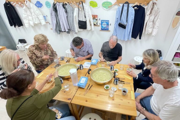 笑い文字講師のみなさまが 手打ちうどん作り体験教室 2025年8月 2-1.jpg – イリコスキー製麺所