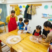 参加者がテーブルを囲み、それぞれのペースでうどん作りを進めている様子 手打ちうどん作り体験教室 2025年12月 A6407381-1.jpg – イリコスキー製麺所