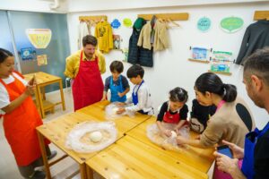 参加者がテーブルを囲み、それぞれのペースでうどん作りを進めている様子 手打ちうどん作り体験教室 2025年12月 A6407381-1.jpg – イリコスキー製麺所