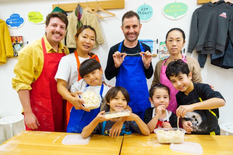 2歳さんも挑戦！家族で楽しむうどん作り体験 手打ちうどん作り体験教室 2025年11月 A6407386-1.jpg – イリコスキー製麺所
