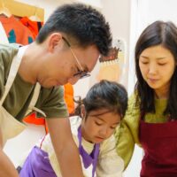 海外からの参加者グループがテーブルで生地作りをしている様子 手打ちうどん作り体験教室 2025年12月 A6407429-1-scaled.jpg – イリコスキー製麺所