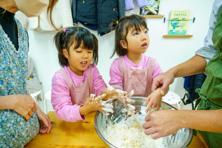 2歳さんも挑戦！家族で楽しむうどん作り体験 手打ちうどん作り体験教室 2025年11月 A6407452-1.jpg – イリコスキー製麺所