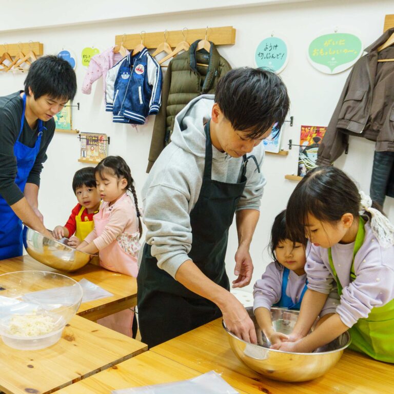 雨の日、パパときょうだいのうどん作り 手打ちうどん作り体験教室 2025年12月 A6407533-1.jpg – イリコスキー製麺所