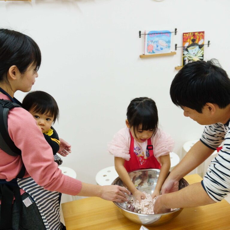 雨の日、パパときょうだいのうどん作り 手打ちうどん作り体験教室 2025年12月 A6407546.jpg – イリコスキー製麺所