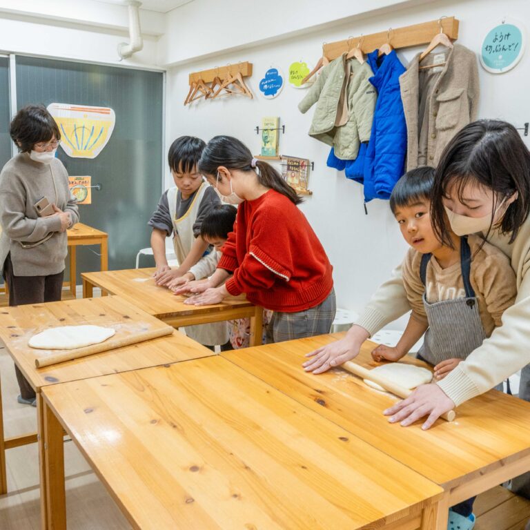 雨の日、パパときょうだいのうどん作り 手打ちうどん作り体験教室 2025年12月 A6407606-1.jpg – イリコスキー製麺所