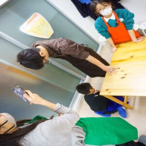 体験の様子を撮影しながら楽しむ参加者 / Participants enjoying while filming the experience. 手打ちうどん作り体験教室 2025年12月 A6407711-1.jpg – イリコスキー製麺所