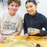 完成した手作りうどんを囲んで笑顔のランチタイム。 / A smiling lunch time with their handmade udon. 手打ちうどん作り体験教室 2026年1月 A6407939-1-scaled.jpg – イリコスキー製麺所