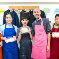 オーストラリアからご家族3世代での嬉しい再訪と、パレスチナからとおっしゃるお客様 手打ちうどん作り体験教室 2026年1月 A6408130-1-scaled.jpg – イリコスキー製麺所