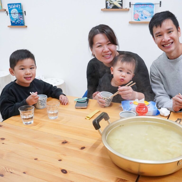 真っ白な小麦粉にどきどき。少しずつ粉の質感に慣れて作る手作りうどん 手打ちうどん作り体験教室 2026年1月 A6408315-3.jpg – イリコスキー製麺所