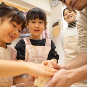 笑顔で生地作りに取り組む大人と子供たち（Adults and children working on the dough with smiles） 手打ちうどん作り体験教室 2026年1月 A6408343-3.jpg – イリコスキー製麺所