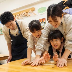 家族で協力して麺棒で生地を伸ばす様子（Family working together to roll out the dough with a rolling pin） 手打ちうどん作り体験教室 2026年1月 A6408363-1.jpg – イリコスキー製麺所