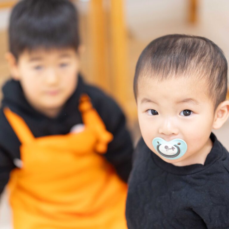 ママ＆男の子の仲良し2ペアとうどん作り 手打ちうどん作り体験教室 2026年1月 A6408613-1.jpg – イリコスキー製麺所