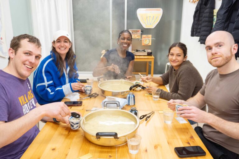 合言葉は「ぎゅーっ」——力を入れる瞬間がいちばん楽しい 手打ちうどん作り体験教室 2026年1月 iricosky-udon-tasting-steaming-hot-pot.jpg – イリコスキー製麺所