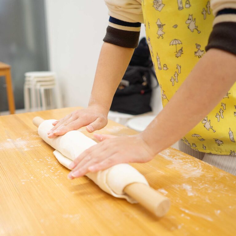 3回目の1年生、ひとりで完走！ 手打ちうどん作り体験教室 2026年1月 rolling-pin-flattening-udon-dough.jpg – イリコスキー製麺所