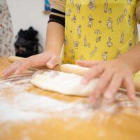 3回目の1年生、ひとりで完走！ 手打ちうどん作り体験教室 2026年2月 rolling-udon-dough-on-floured-board.jpg – イリコスキー製麺所