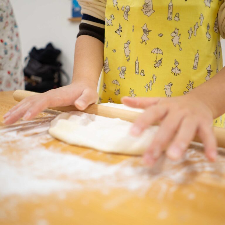 3回目の1年生、ひとりで完走！ 手打ちうどん作り体験教室 2026年1月 rolling-udon-dough-on-floured-board.jpg – イリコスキー製麺所