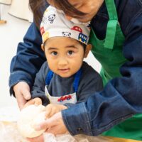 家族でうどん作り体験　小さな手が生地を丸める 手打ちうどん作り体験教室 2026年3月 udon-class-boy-shaping-dough-2.jpg – イリコスキー製麺所